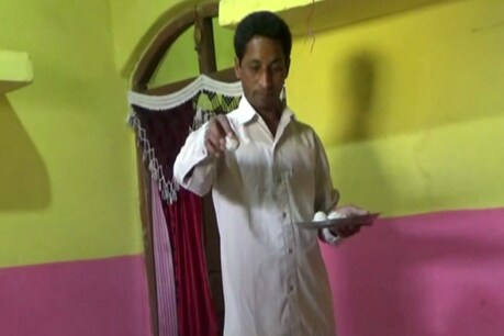जमीन पर फेंकने पर गेंद की तरह उछलता है चावल का गोला.
फोटो- ईटीवी