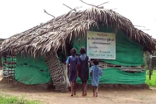 ये है गुड्डीपाल गांव का सरकारी प्रायमरी स्‍कूल. फोटो : न्‍यूज़18/ईटीवी