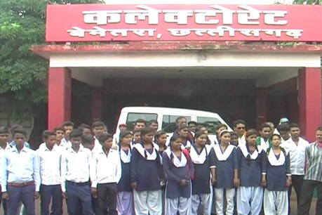 अपनी समस्याओं को लेकर सैकड़ों छात्र छात्राएं पहुंचे कलेक्ट्रेट