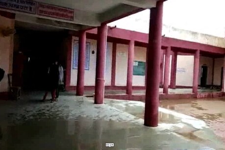 स्कूलों में छतों से टपकता पानी.
फोटो- ईटीवी