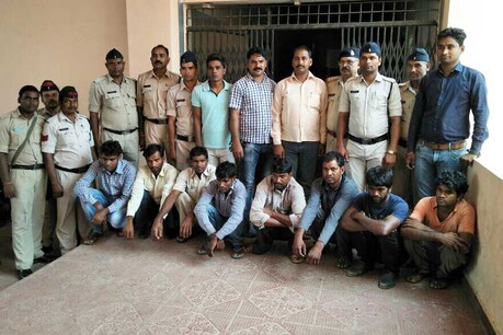 चोर गिरोह के गिरफ्तार सदस्य (बैठे हुए) और उन्हें पकड़ने वाली पुलिस टीम. फोटो : न्यूज़18/ईटीवी