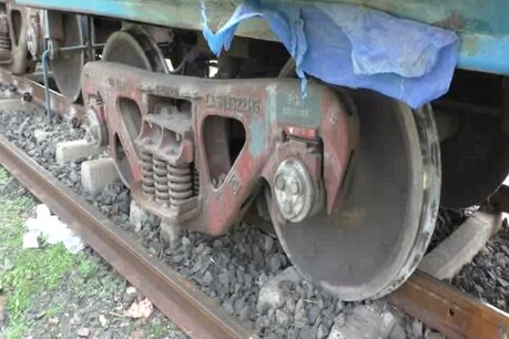 पटरी से नीचे उतरा मालगाड़ी की बोगी का पहिया
फोटो- ईटीवी