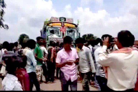 घटना से आक्रोशित ग्रामीणों ने ट्रक पर पथराव कर दिया.