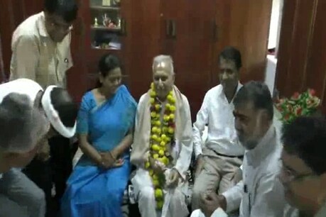 मध्य प्रदेश के दमोह में रहने वाले स्वतंत्रता संग्राम सेनानी खेमचंद बजाज का स्वागत सम्मान करने के लिए दमोह सांसद एवं पूर्व केंद्रीय मंत्री प्रहलाद पटेल उनके निवास पर पहुंचे.
