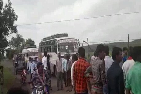 बिजली के तार के पोल टूटने के कारण दोनों ओर वाहनों की कतारें लग गईं