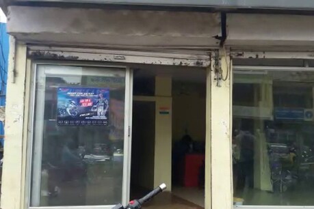 आईबी अफसर बनकर 123 बाइक खरीदकर करीब 91 लाख का चूना लगाने का मामला सामने आया है. पीड़ित की शिकायत पर कोतवाली पुलिस छानबीन में जुट गई है.