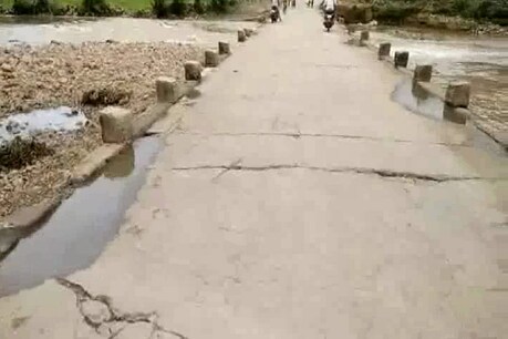 दमोह जिले को छतरपुर टीकमगढ एवं झांसी से जोड़ने वाले मार्ग पर बतियागढ़ से होकर बहने वाली जूडी नदी पर बना पुल हादसों को आमंत्रण दे रहा है.