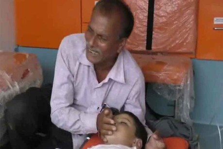 बच्चे के शव के साथ बिलखते परिजन.
