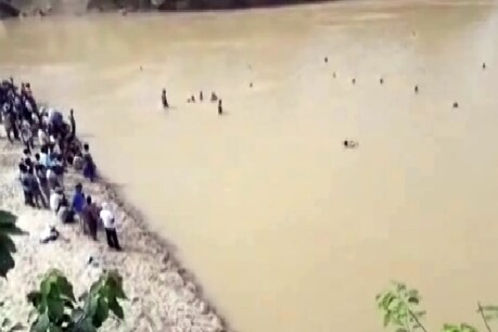 लापता बच्चों की खोज करते गोताखोर और ग्रामीण.