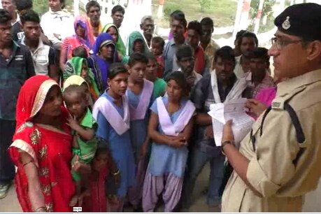 अवैध शराब के खिलाफ महिलाओं ने पुलिस अधिकारी को दिया ज्ञापन.