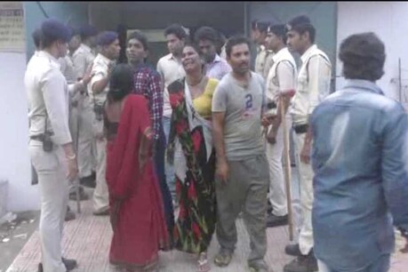 पोस्टमार्टम रूम के बाहर परिजनों ने काफी देर तक हंगामा किया.