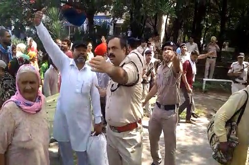 डेरा समर्थकों को समझाते पुलिसकर्मी डेरा समर्थकों को समझाते पुलिसकर्मी