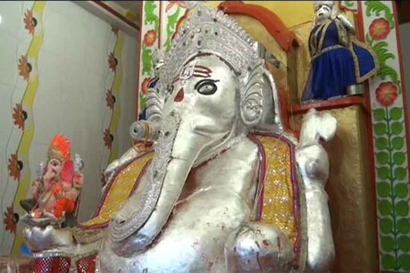 आगर मालवा में गोबर के गणेश से आशीर्वाद लेने के लिए उमड़ी भक्तों की भीड़ आगर मालवा में गोबर के गणेश से आशीर्वाद लेने के लिए उमड़ी भक्तों की भीड़