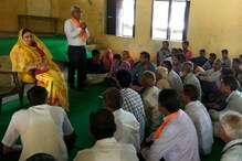 PM मोदी के कार्यक्रम में ग्रामीणों को बुलावा देने पहुंचे CM वसुंधरा की मंत्री
