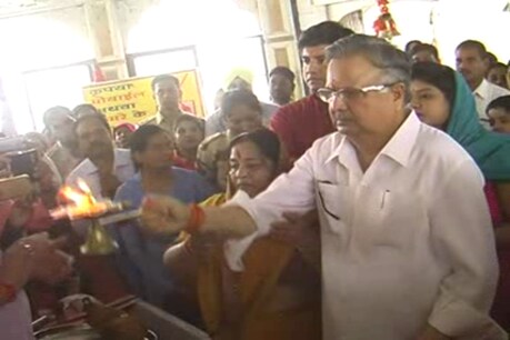 बम्लेश्वरी मंदिर में आरती करते सीएम डॉ. रमन सिंह