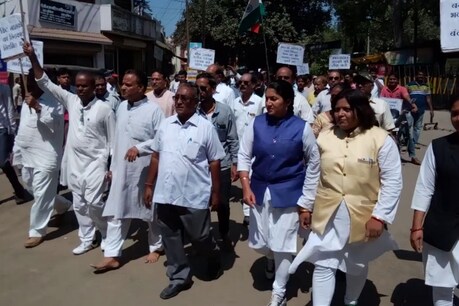दरअसल, रतलाम में लोग इन दिनों शहर की ख़राब सड़को और रेंगते ट्रैफिक से खासे परेशान है. दरअसल शहर के छत्री पुल के टूटने के बाद पूरे शहर की ट्रैफिक व्यवस्था चरमरा गई है. जिसका कोई भी हल प्रशासन के पास नहीं है.