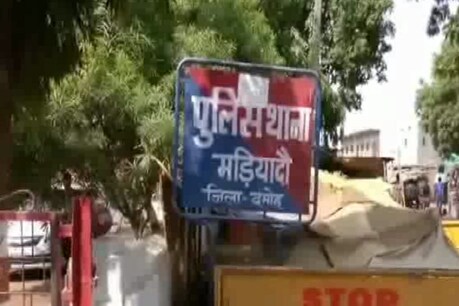 परिजनों ने नाबालिग बेटी की मौत पर गांव के एक दबंग युवक द्वारा छेड़छाड़ करने का आरोप लगाया है.