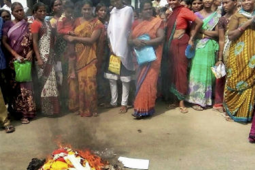 तेलंगाना में औरतों ने जलाई केसीआर की ओर से मिली साड़ियां
(IMAGE SOURCE: NEWS18)