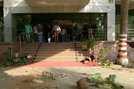 गुस्साए छात्रों ने जमकर की तोड़फोड़