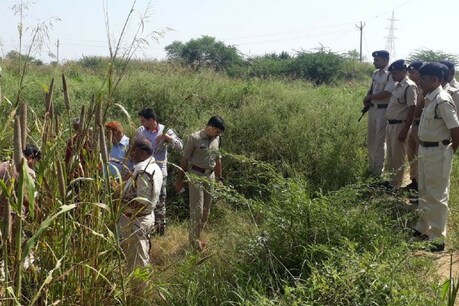 मध्य प्रदेश के मुरैना जिले में आरटीआई कार्यकर्ता मुकेश दुबे की हत्या का सनसनीखेज मामला सामने आया है. अज्ञात आरोपियों ने मुकेश दुबे की लाठियों से पीट-पीटकर हत्या कर दी. पुलिस ने केस दर्ज कर जांच शुरू कर दी है.