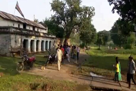 मंदिर प्रांगण में पेड़ के नीचे श्रद्धालुओं अगरबत्ती जलाकर लगाई थी, जिसका धुआं ज्यादा होने पर मधुमक्खियों ने अचानक हमला कर दिया.