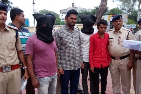 एटीएम मे रुपए डालने वाली कंपनी के दो कर्मचारी और उनके दो दोस्तों ने इस हाईटेक चोरी को दो सितंबर कि रात को अंजाम दिया था.