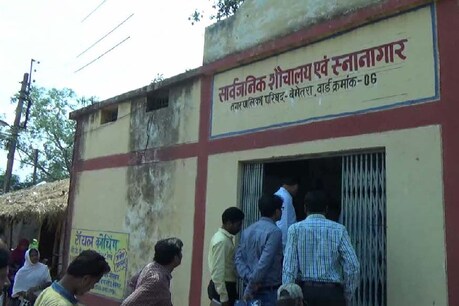 वार्ड 6 में सार्वजनिक शौचालय का निरीक्षण करने पहुंची टीम.