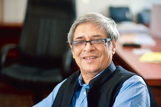 देश की आर्थिक वृद्धि दर में सुस्‍ती आने के बीच प्रधानमंत्री की आर्थिक सलाहकार परिषद की बुधवार को पहली और अहम बैठक हुई. बैठक में आर्थिक वृद्धि और रोजगार निर्माण को गति देने के उपायों समेत विभिन्न मुद्दों पर चर्चा हुई. चालू वित्त वर्ष की पहली तिमाही में आर्थिक वृद्धि दर कम होकर 3 साल के न्यूनतम स्तर 5.7 प्रतिशत पर आ जाने से सरकार सकते में है.
