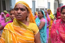 शौचालय से सटे बांध से सप्लाई हो रहे पानी के खिलाफ महिलाओं ने मुखर की आवाज़