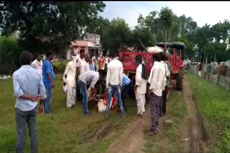बच्चियों के शव ले जाते ग्रामीण.