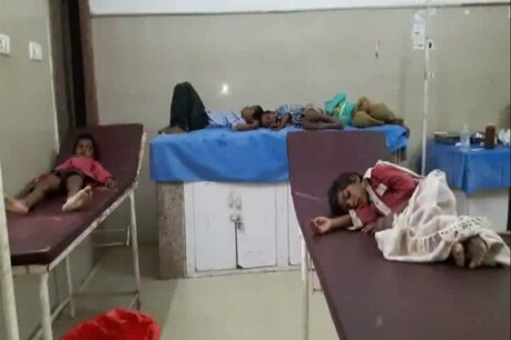 अस्पताल में भर्ती बीमार बच्चे.