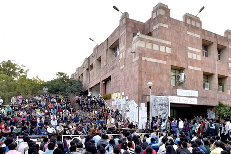 जेएनयू में मिला ड्रोन, हरकत में आई पुलिस जेएनयू में मिला ड्रोन, हरकत में आई पुलिस