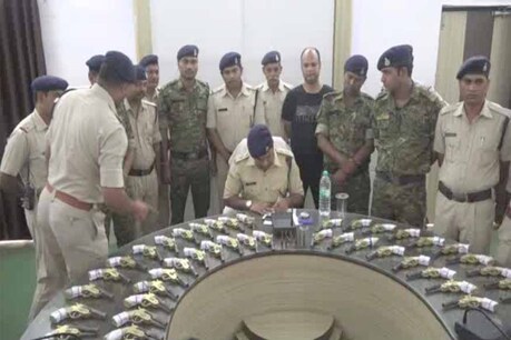 मुरैना की कोतवाली पुलिस ने अवैध हथियारों का जखीरा पकड़ने में कामयाबी हासिल की है.