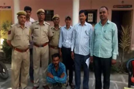 युवक को गिरफ्तार कर उसके पास से भारी मात्रा में विस्फोटक सामग्री बरामद की है.