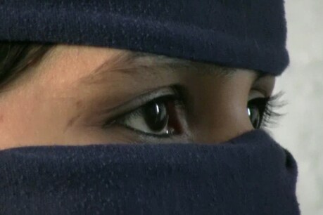 स्कूल स्टूडेंट से रेप, मदद के बजाए महिला ने बनाया MMS, फिर... स्कूल स्टूडेंट से रेप, मदद के बजाए महिला ने बनाया MMS, फिर...