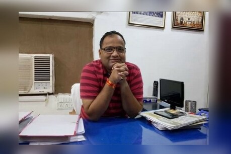 मध्य प्रदेश के रतलाम में एसपी अमित सिंह ने अब आरक्षण के मुद्दे पर बयान देकर नया बखेड़ा खड़ा कर दिया है. एसपी ने कहा कि मुझसे कम रैंक वाला दोस्त आईएएस बन गया, जबकि 144 रैंक होने के बावजूद उन्हें आईपीएस कैडर मिला.