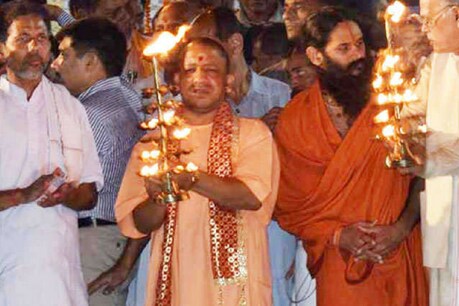 मंदाकिनी के तट पर आरती करते सीएम योगी की फोटो.