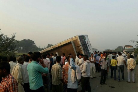 दुर्घटनाग्रस्त बस की फोटो.
