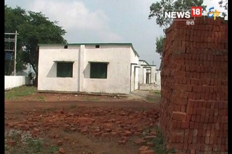 प्रधान की मनमानी, स्कूल को बना दिया बिल्डिंग मटेरियल रखने का अड्डा