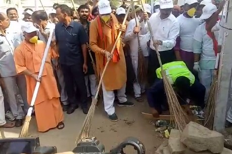 झाड़ू लागते सीएम योगी की फोटो.