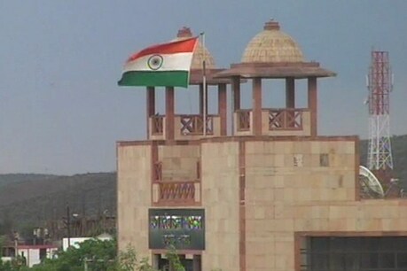 हाईकोर्ट की ग्वालियर खण्डपीठ ने भू अभिलेख एवं बंदोबस्त आयुक्त और मुरैना कलेक्टर पर 25-25 हजार रूपये का जुर्माना लगाया है.