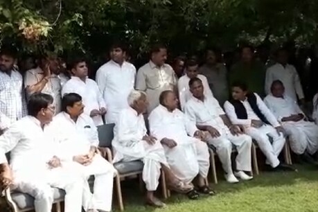 सैफई में मुलायम सिंह यादव, अखिलेश यादव और शिवपाल सिंह यादव एक साथ दिखाई दिए. ETV Network