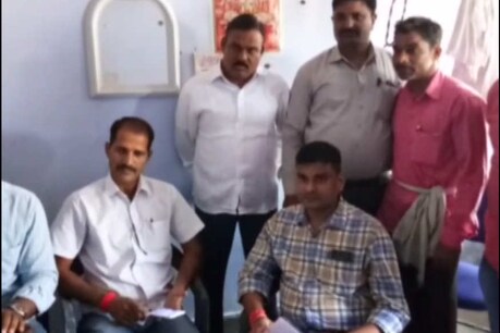 एंटी करप्शन ब्यूरो की टीम के हाथों एक पुलिसवाला रिश्वत लेते रंगे हाथों पकड़ा गया.