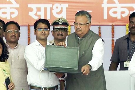 सीएम डॉ. रमन सिंह ने कंप्यूटर पर क्लिक कर किसानों के खातों में बोनस ट्रांसफर किया.