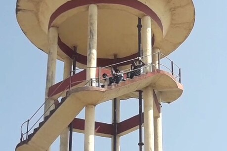 टीचर भर्ती परीक्षा का रिजल्ट जारी नहीं होने से गुस्साए छात्र चढ़े टंकी पर टीचर भर्ती परीक्षा का रिजल्ट जारी नहीं होने से गुस्साए छात्र चढ़े टंकी पर