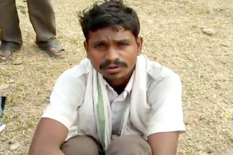वारदात के बारे में जानकारी देता बच्चे का पिता.
