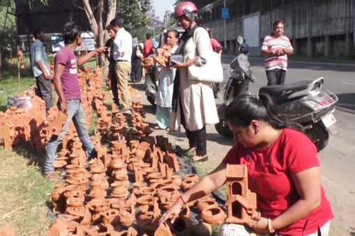 पिछले साल के मुकाबले 4 गुना बढ़ी मिट्टी के दीयों की बिक्री. पिछले साल के मुकाबले 4 गुना बढ़ी मिट्टी के दीयों की बिक्री.