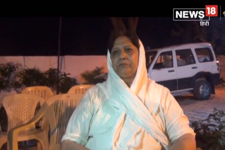 यूपी के बदायूं में बाइक सवार बदमाशों ने किन्नर की कार रुकवाकर 5 लाख रुपए की लूट कर ली.