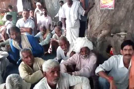 पानी की समस्या को लेकर धरने पर बैठे ग्रामीण
