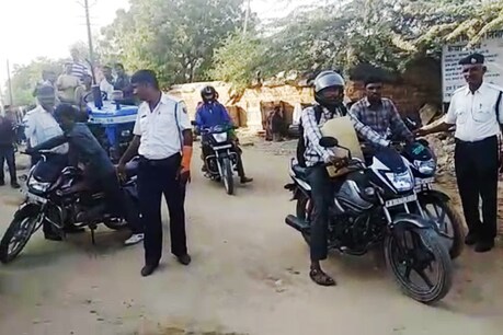 हेलमेट नहीं पहनने वालों का चलान करती राजस्थान पुलिस.